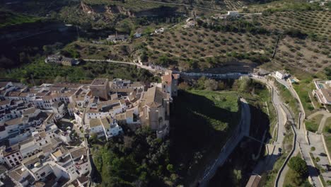 Setenil-De-Las-Bodegas-Drohne,-Luftaufnahme-Der-Weißen-Alten-Antiken-Stadt-In-Den-Andalusischen-Bergen-In-Spanien