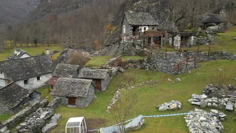 Drone-Acercándose-Y-Ametrallando-Hacia-La-Izquierda-En-El-Pueblo-De-Cavergno-En-El-Distrito-De-Vallemaggia-En-El-Cantón-De-Ticino,-Suiza