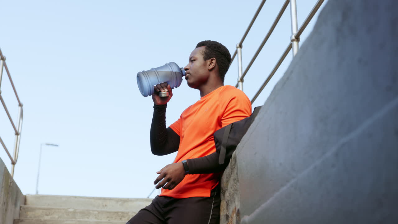 hombre negro, agua potable y fitness al aire libre
