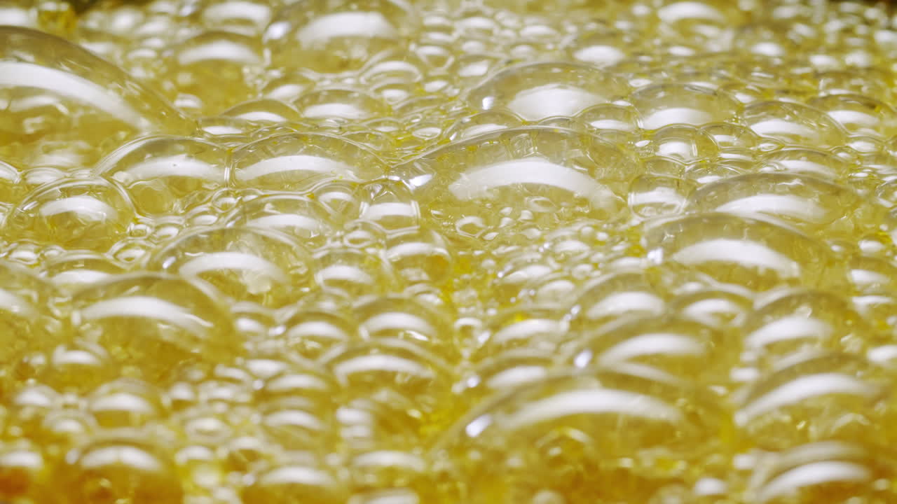 해바라기 건강한 베리 차 음료, 유리 항아리 및 잎을 가진 가지에 얼어붙은 익은 베리 어두운 나무 농촌 배경에  뷰, 피부, 심장, 혈관 및 면역 체계에 훌륭합니다.