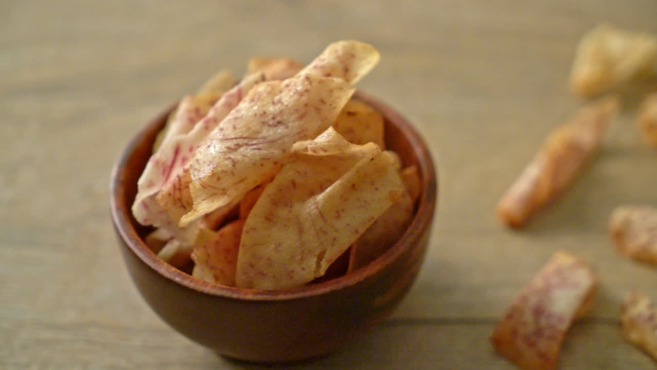 바삭한 타로 칩 - 튀기거나 구운 얇게 썬 타로