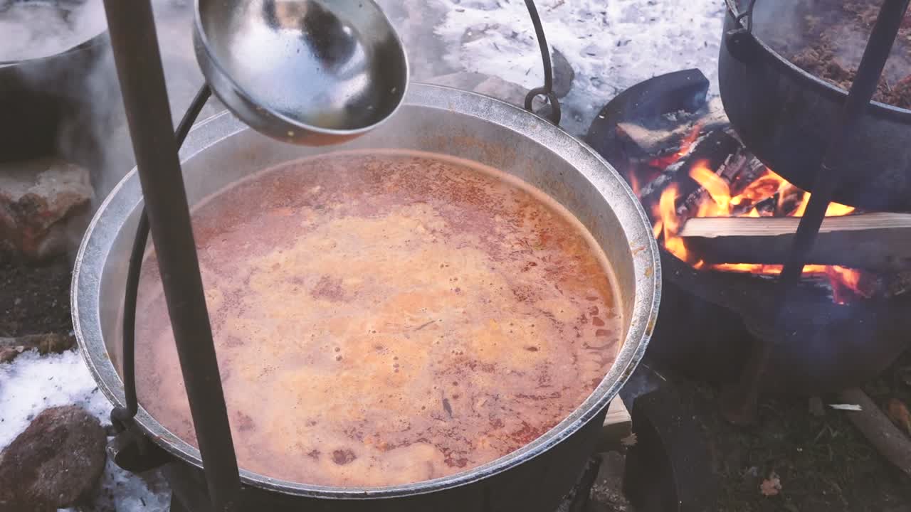 Nuotiolla keitetty keitto