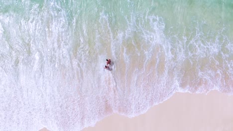 Vista-Aérea-De-Turistas-En-La-Playa,-Nadando-En-Olas,-Concepto-De-Vacaciones