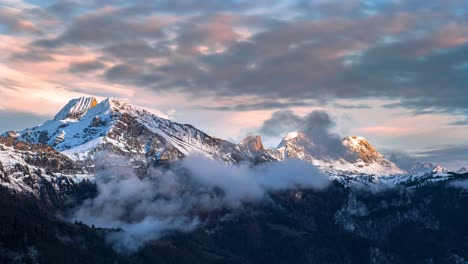 Wunderschöner-Sonnenuntergang-In-Den-Bergen-Der-Schweiz