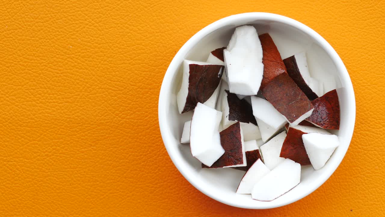 una rebanada de coco fresco en un paño de mesa