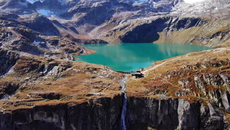 Arroyo-En-Cascada-En-Riscos-Escarpados-Del-Embalse-De-Weisssee-En-El-Parque-Nacional-Hohe-Tauern-En-Austria