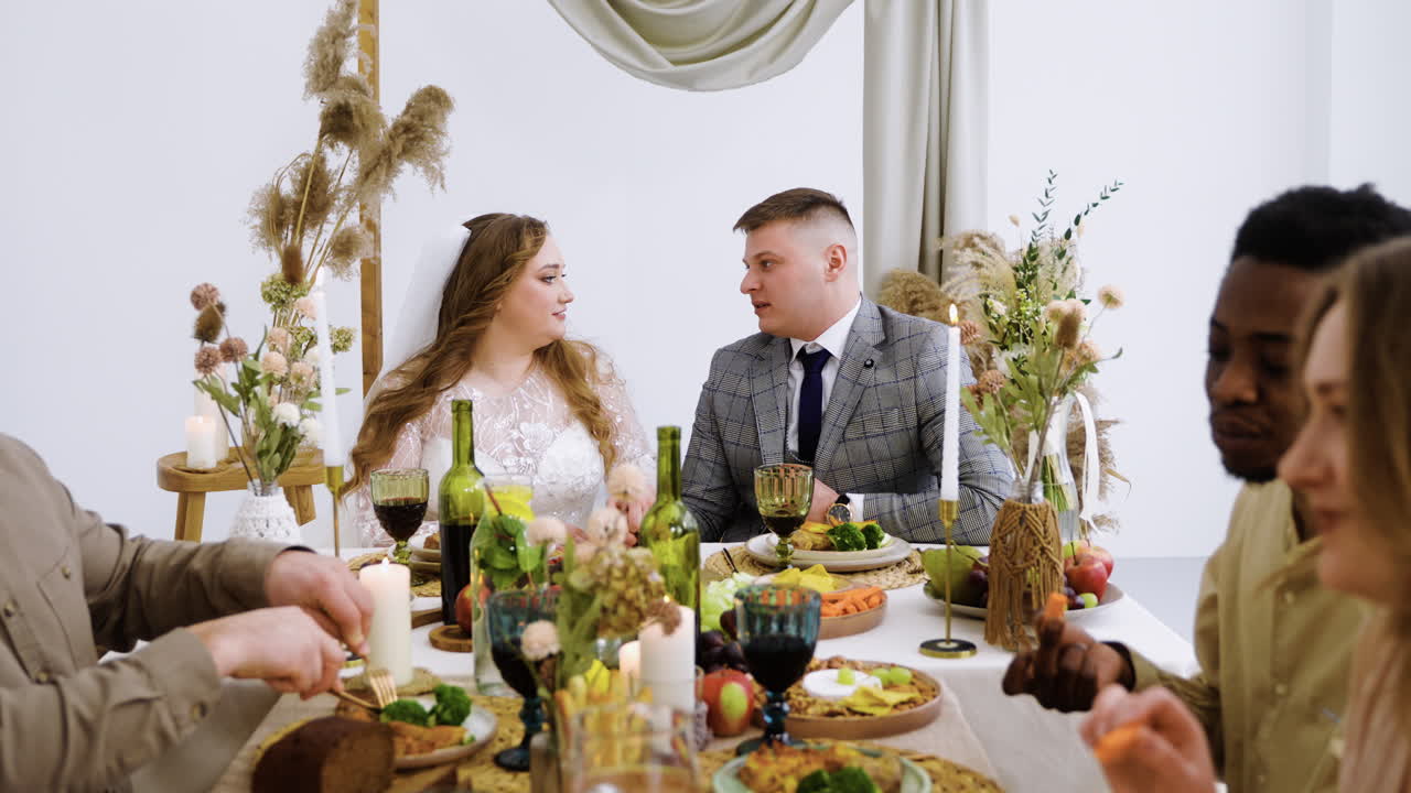 personas disfrutando del banquete