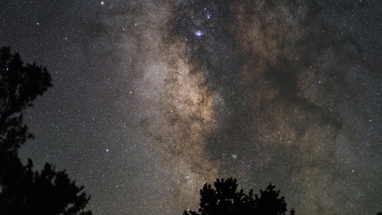 Funkelnder Sternenhimmel im fesselnden Zeitraffer-Filmmaterial