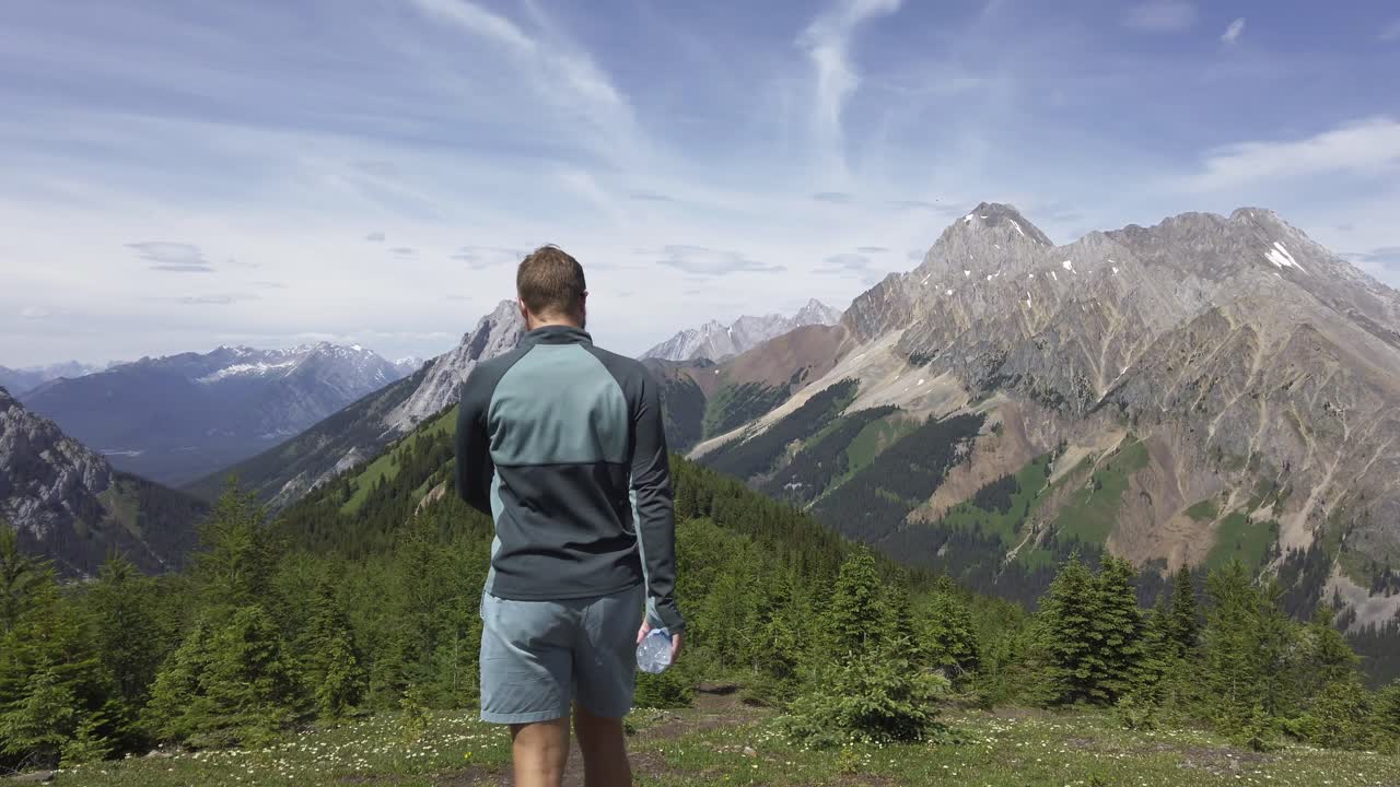등산객 산 범위 카리에스 플라스틱 물병 rockies kananaskis alberta canada에 물마루 소나무를 내림차순