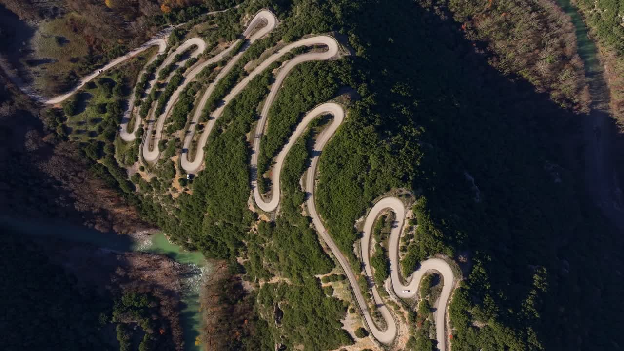 Immagine da drone di un percorso panoramico tra le curve boscose di montagna