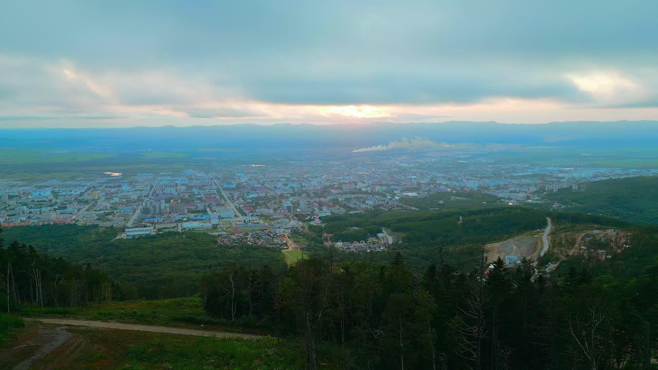 해가 지는 산꼭대기 에서 도시 풍경