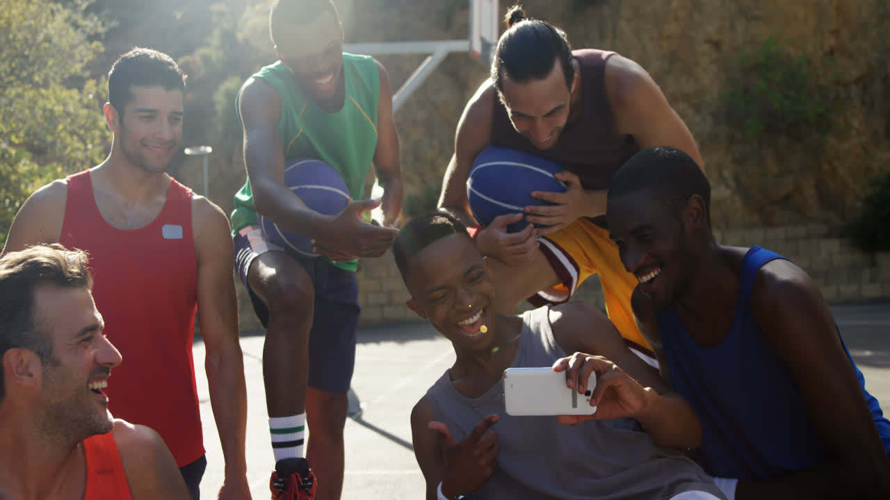 Joueurs de basketball prenant un selfie