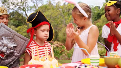grupo de niños en varios trajes celebrando su cumpleaños