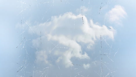 animación de procesamiento de datos sobre nubes y cielo, concepto de tecnología digital