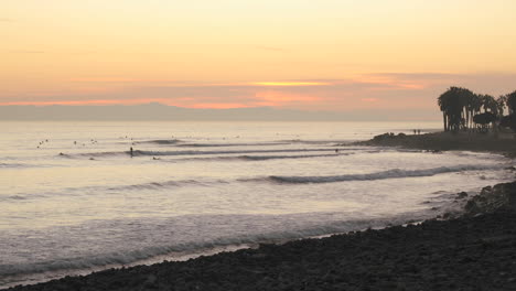 Zeitraffer-Von-Wellen-Und-Surfern-Am-Ventura-Point-Bei-Sonnenuntergang-In-Ventura-Kalifornien