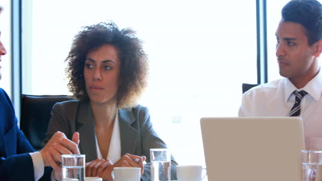 equipo de negocios sentado discutiendo el trabajo