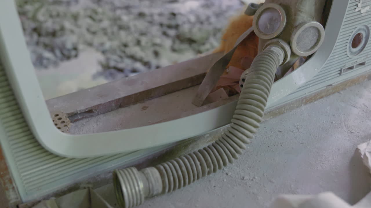 газовые маски, оставленные в заброшенном здании в припяти после чернобыльской ядерной катастрофы в украине - панорамный снимок