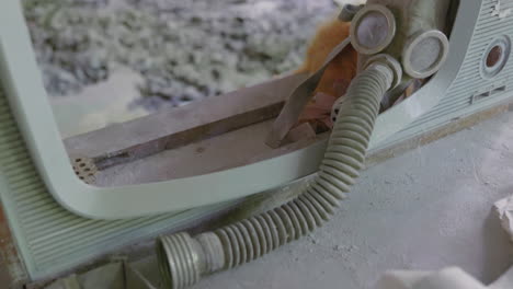 máscaras de gas dejadas en un edificio abandonado en pripyat después del desastre nuclear de chernobyl en ucrania - fotografía panorámica