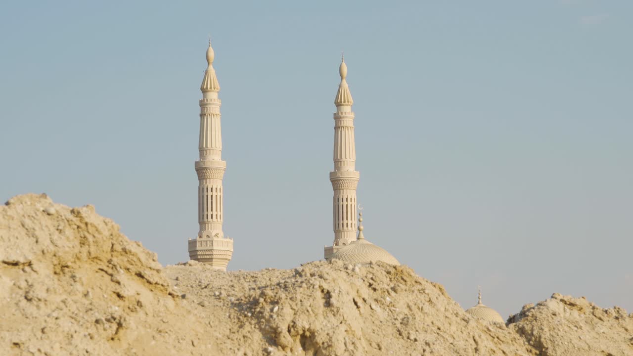 minaretes de la mezquita de la universidad al qassimiya durante el día en sharjah, emiratos árabes unidos