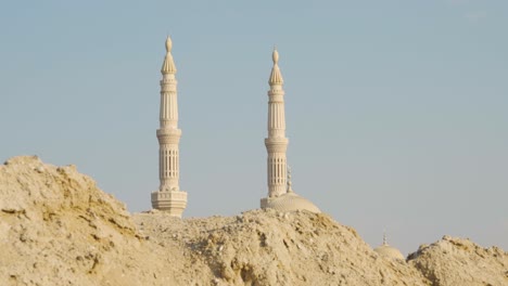 Minaretes-De-La-Mezquita-De-La-Universidad-Al-Qassimiya-Durante-El-Día-En-Sharjah,-Emiratos-árabes-Unidos