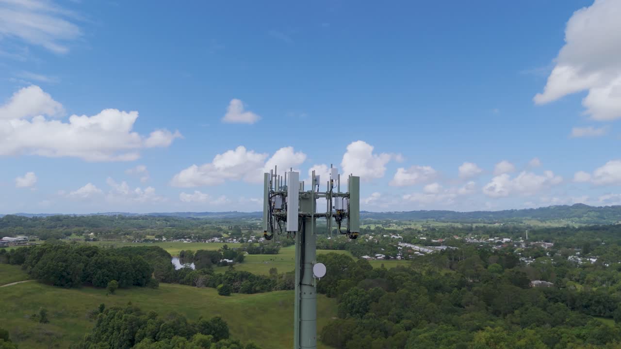 torre de celulares en medio de colinas y nubes