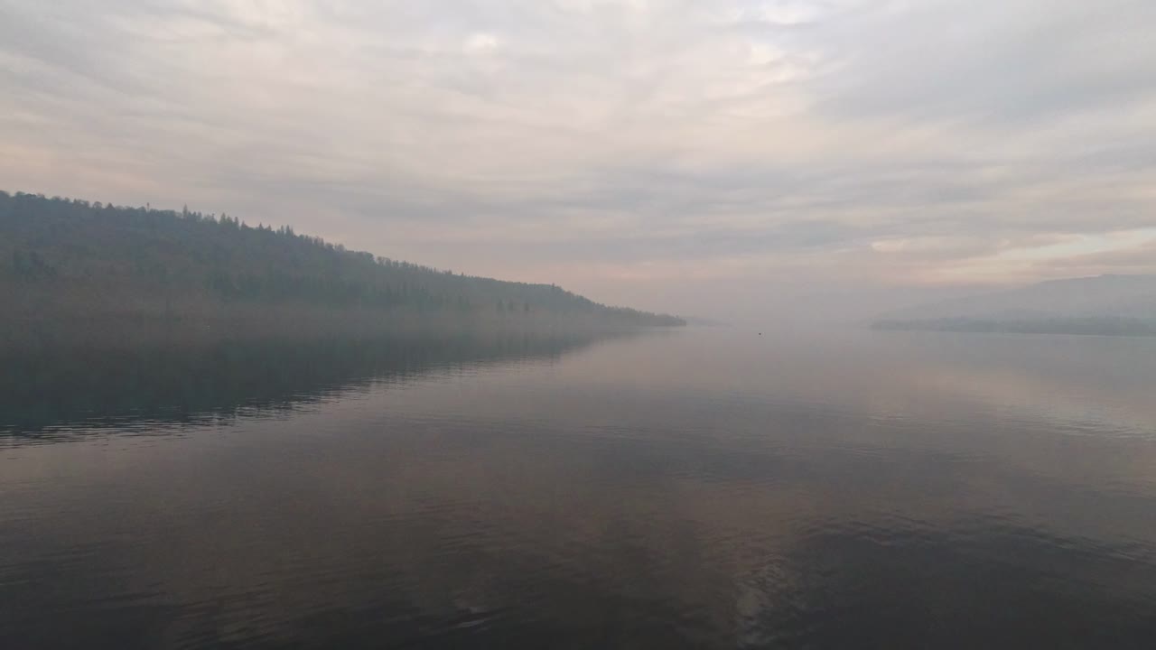 영국 호수 지구 국립공원의 윈더미어 호수 위에 안개 낀 풍경
