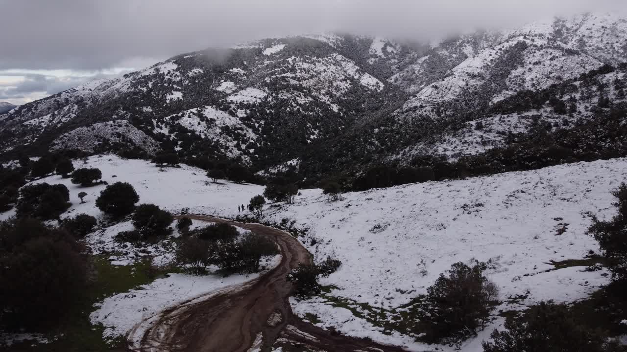 hermoso aeral del pico y el valle de la montaña nevada, cielo nublado, estático, día