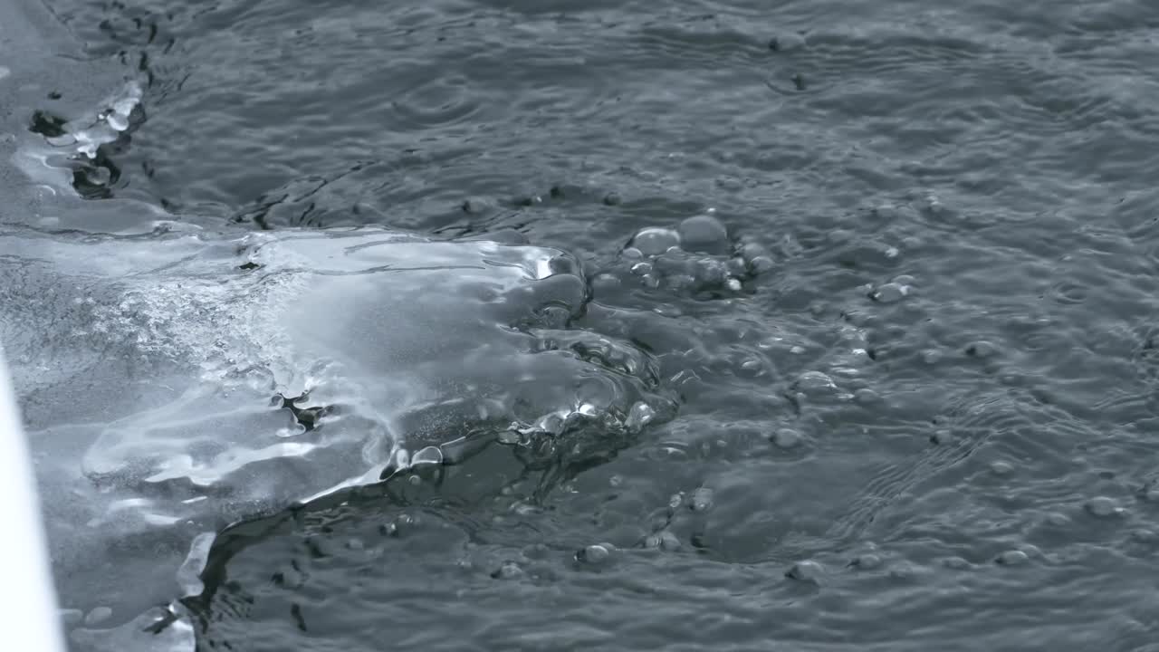 얼음 아래 표면에 도달하는 기포 닫습니다