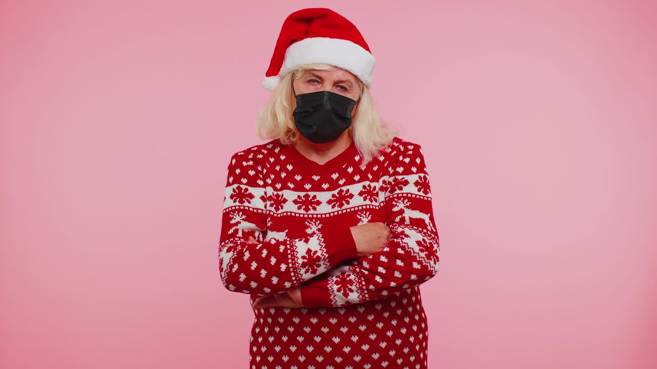 크리스마스 할머니는 얼굴 마스크를 착용하여 코로나 바이러스로부터 안전하게 격리됩니다.