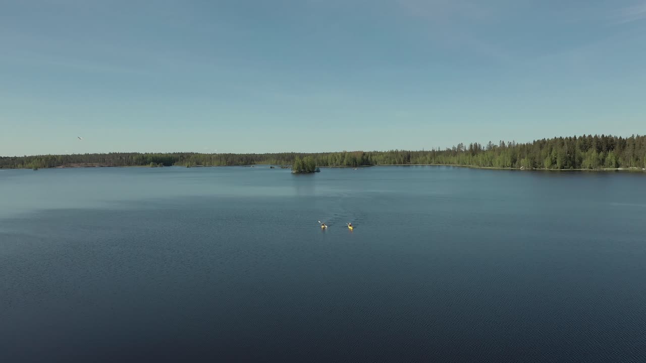Dwa kajaki na jeziorze latem. Ruch okrężny