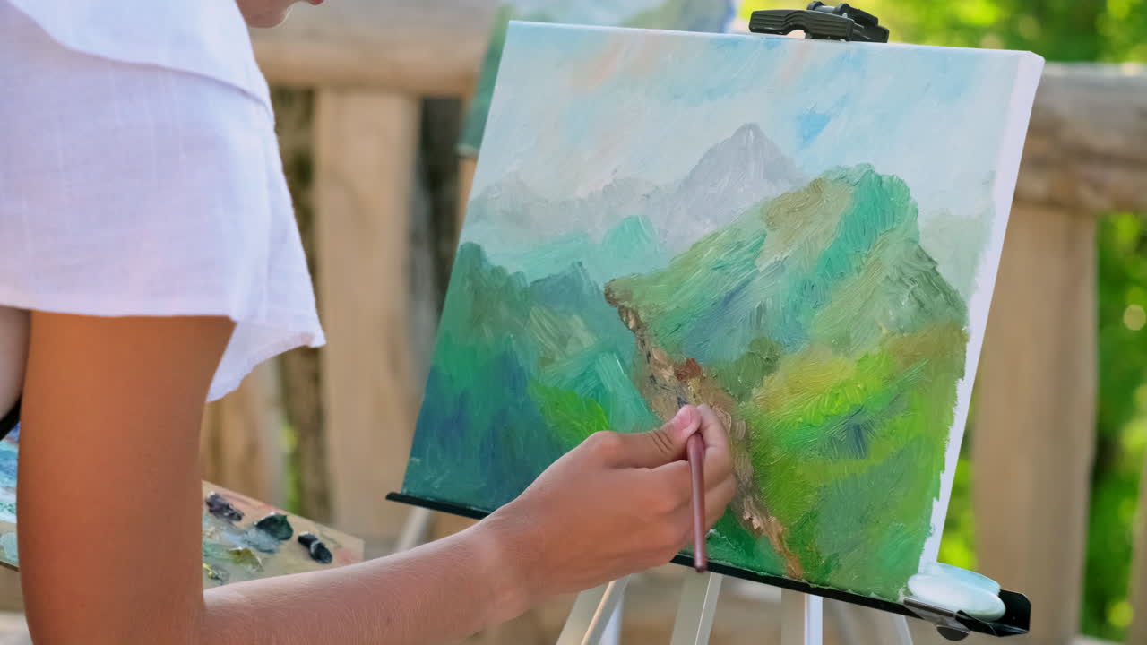 mujer pintando un paisaje al aire libre