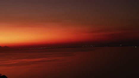 video de la hermosa vista del atardecer sobre la ciudad en la costa