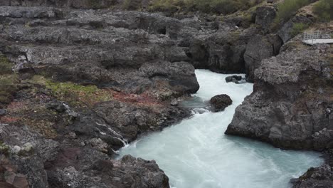 Tomas-Panorámicas-E-Inclinadas-De-Los-Ríos-Provenientes-De-La-Cascada-De-Barnafoss-Que-También-Muestran-Una-Plataforma-De-Observación-En-Islandia