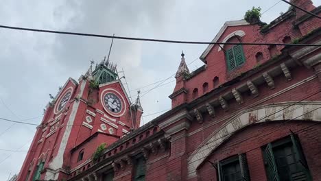 Toma-De-ángulo-Bajo-De-La-Histórica-Torre-Del-Mercado-Hogg-O-Hogg-Shaheber-Bajaar-Popularmente-Conocido-Como-Nuevo-Mercado-En-Kolkata,-India