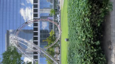 Tiro-Vertical-De-La-Sinergia-De-La-Escultura-En-La-Plaza-De-La-Unidad-En-Frankfurt,-Hesse,-Alemania