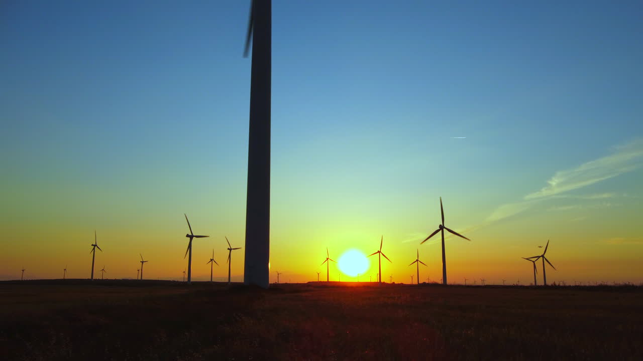 O pôr-do-sol sobre um parque eólico