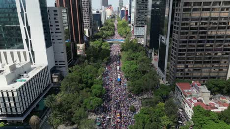 Drone-De-Movimiento-Inclinado-Hacia-Abajo-En-La-Ciudad-De-México-Durante-El-Desfile-Del-Orgullo