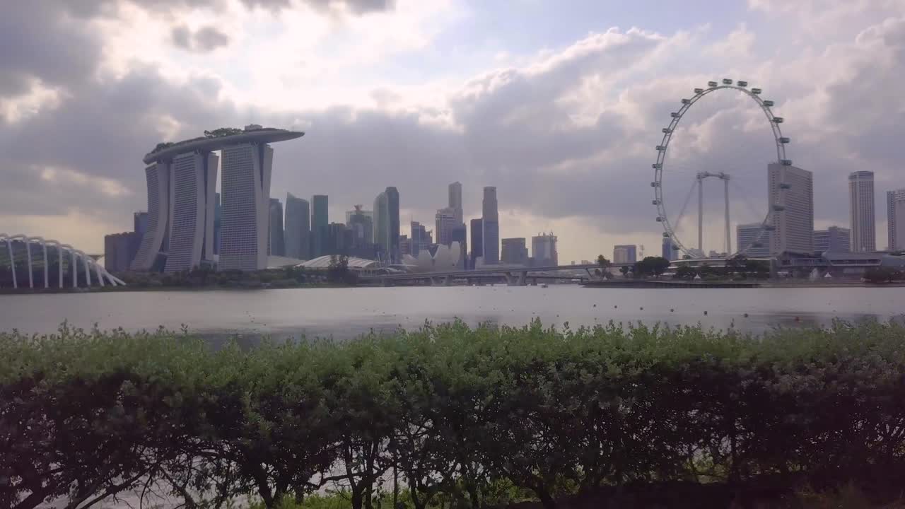 andar en bicicleta en singapur con vistas al puerto deportivo en el centro de la ciudad
