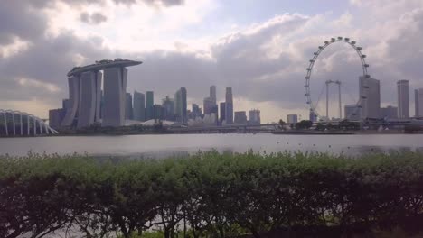 Radfahren-In-Singapur-Mit-Blick-Auf-Den-Jachthafen-Im-Stadtzentrum