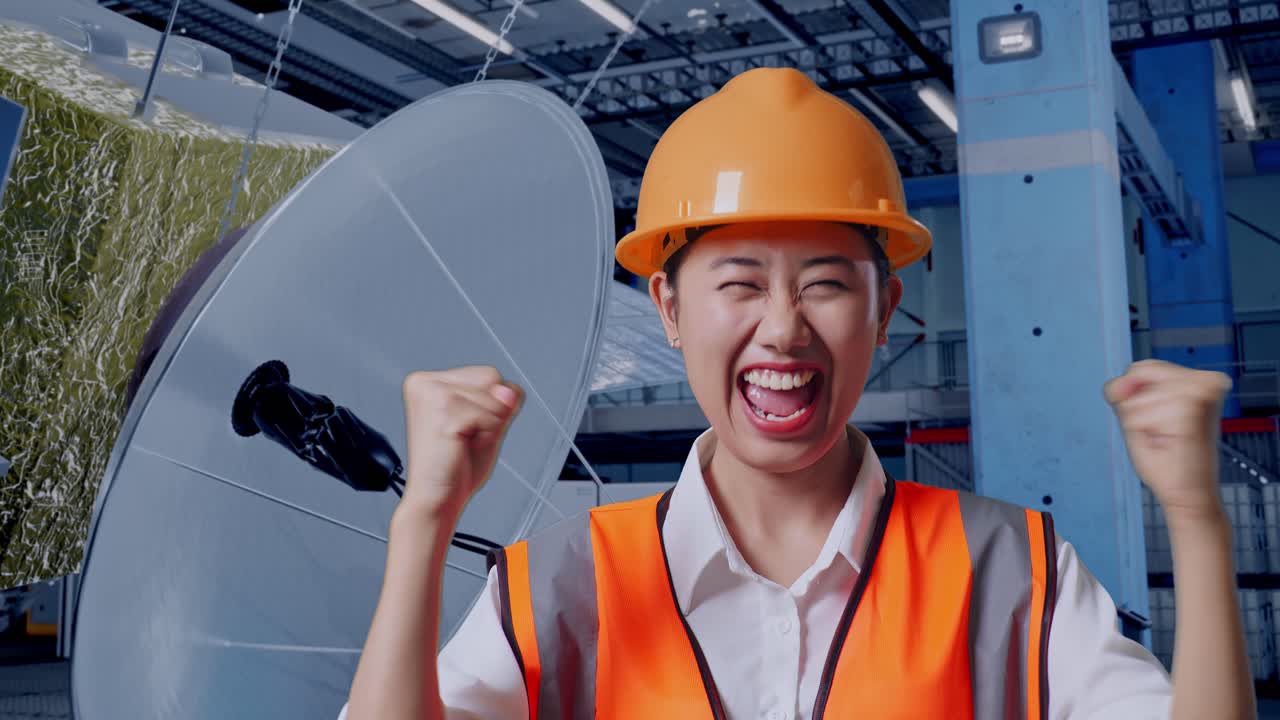 공장에서 성공을 축하하는 여성