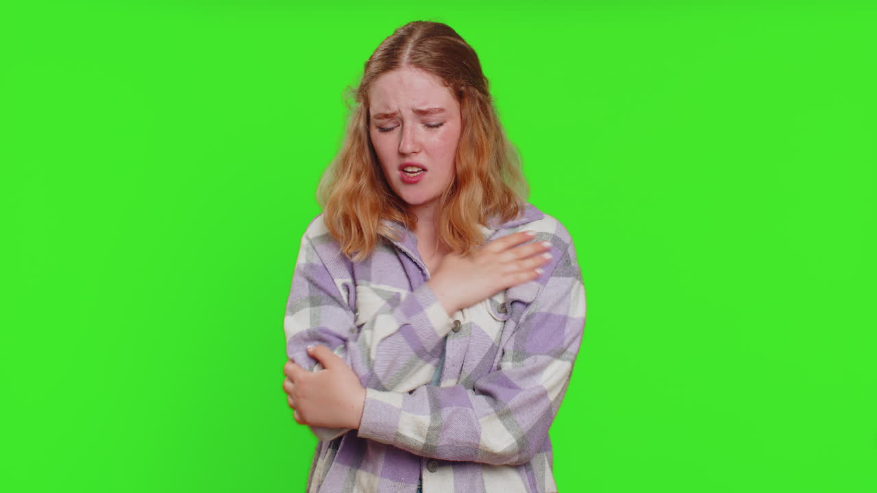 mujer enferma tos con síntomas de gripe estacional enfermedad alergia fiebre o infección viral