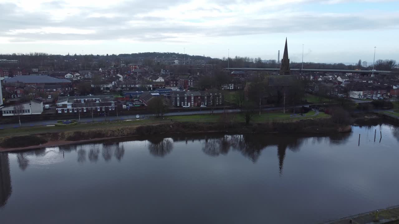 Lungomare della città vecchia di Runcorn, vista aerea ravvicinata a bassa quota di abitazioni residenziali suburbane e del quartiere con il campanile della chiesa