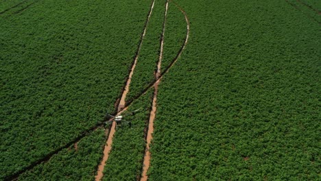 pulverización agrícola con drones sobre las líneas de tractores