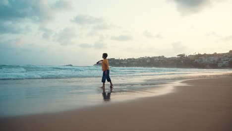 Fröhlicher-Kerl,-Der-Den-Abend-Beim-Surfen-Am-Meer-Verbringt.-Sorgloser-Junge,-Der-Sich-An-Der-Küste-Ausruht.