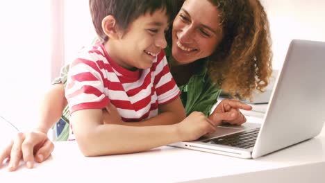 Nette-Familie,-Die-Laptop-In-Der-Küche-Benutzt