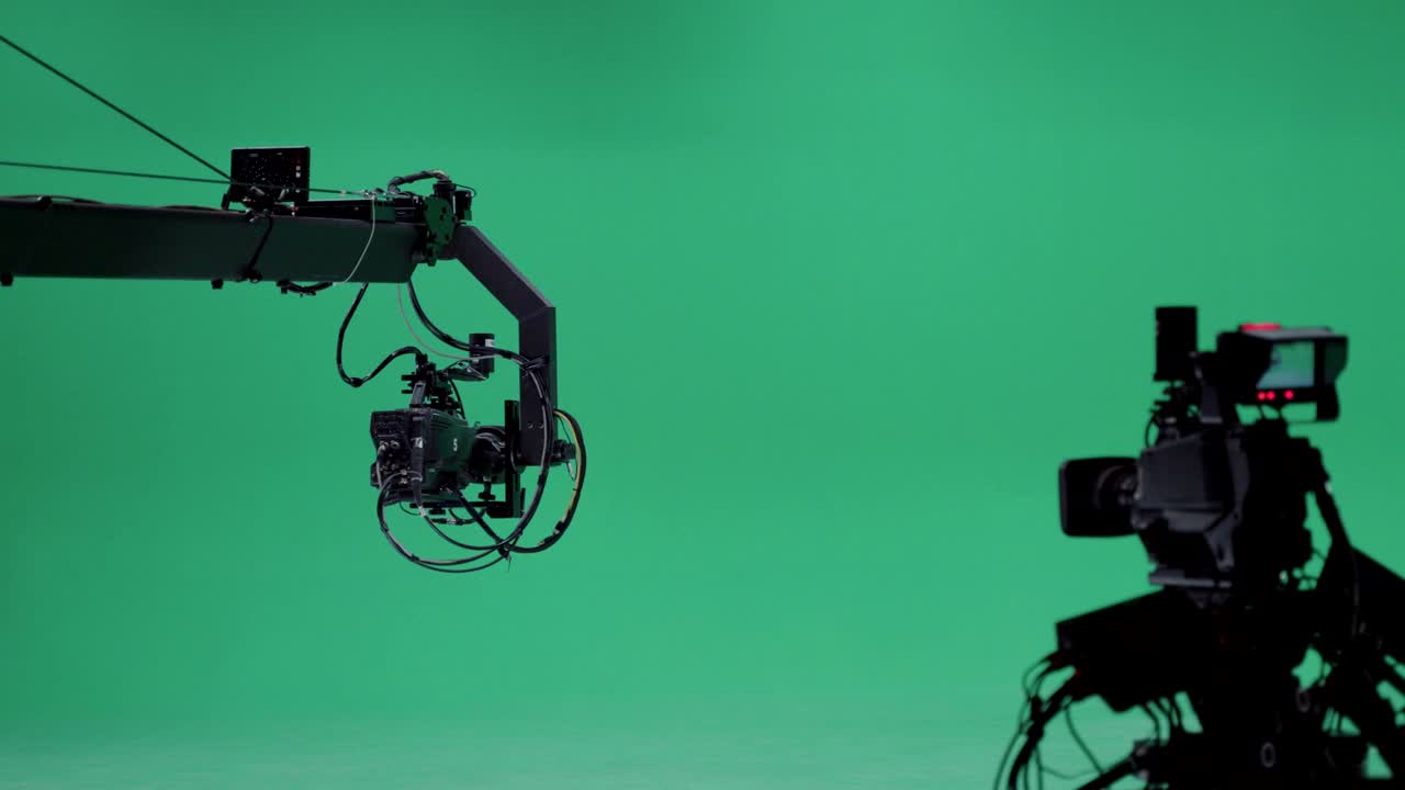 as luzes do estúdio se acendem e o estúdio está pronto para filmar. equipa profissional em cinema de grande orçamento. no estúdio de cinema filmando um filme histórico ou um programa de televisão em cena de tela verde.