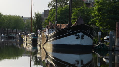 primer plano de viejos barcos amarrados en el canal en in turfsingel, gouda