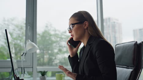 Büroleiter-Beschwert-Sich-Am-Telefon,-Nahaufnahme.-Verärgerte-Frau,-Führungskraft,-Spricht-Am-Handy