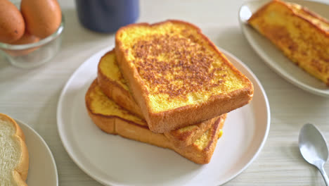 French-Toast-Auf-Weißem-Teller-Zum-Frühstück