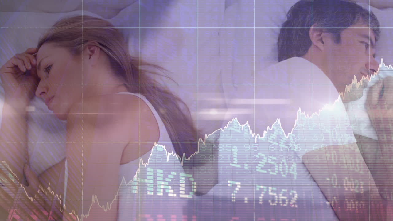 걱정하는 부부와 경매관의 망치 위에 통계와 금융 데이터 처리의 애니메이션